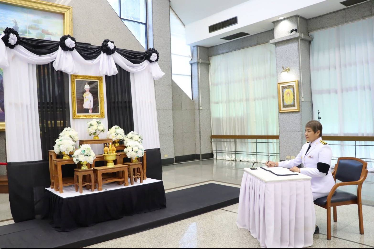 title - ศพส. จัดพิธีลงนามแสดงความอาลัยถวายแด่สมเด็จพระเจ้าลูกเธอ เจ้าฟ้าพัชรกิติยาภา นเรนทิราเทพยวดี กรมหลวงราชสาริณีสิริพัชร มหาวัชรราชธิดา ณ ศาลาพระมิ่งขวัญ ศูนย์ส่งเสริมและพัฒนาอาชีพเสริมนอกภาคการเกษตร (ศูนย์ศิลปาชีพบางไทรฯ (เดิม))
